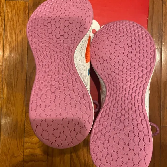 *BRAND NEW, never worn!* girls size 4 New Balance fresh foam tennis shoes.