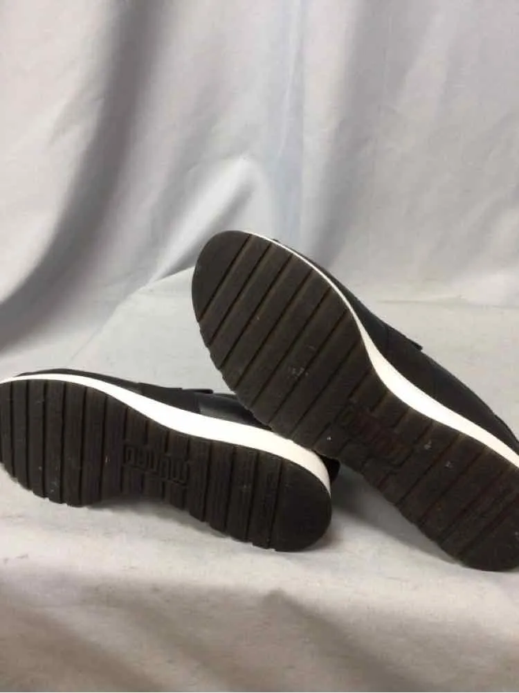 MUNRO SIZE 8 1/2 Ladies SHOES
