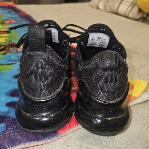 Sz 4 youth Nike Air Max 270 in black