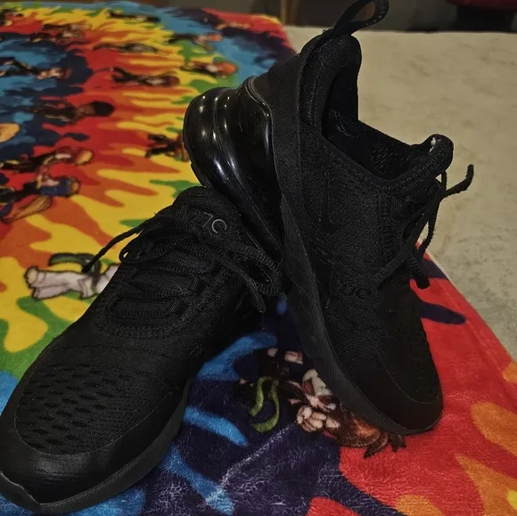 Sz 4 youth Nike Air Max 270 in black