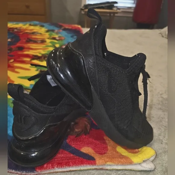 Sz 4 youth Nike Air Max 270 in black