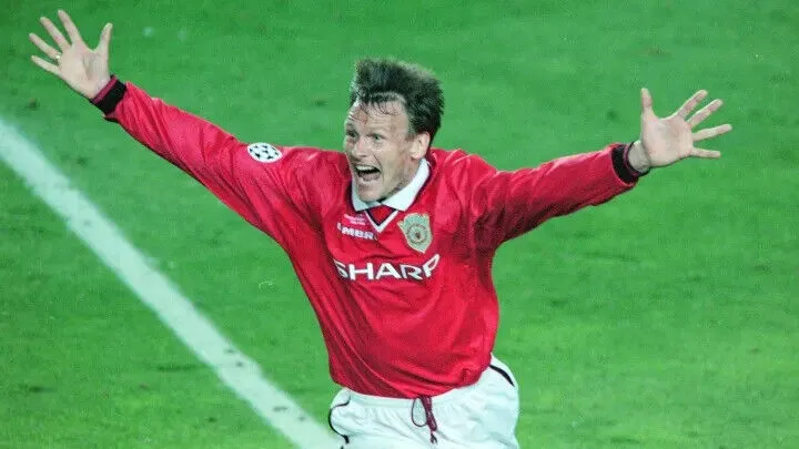 Teddy Sheringham Signed Manchester United F C Authentic Soccer Jersey (Beckett)